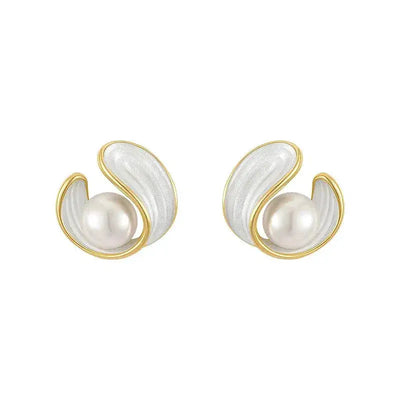 Luxurious earrings with white opal and pearl in gold